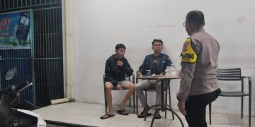 Bhabinkamtibmas Desa Wanayasa Sambangi Pengunjung Minimarket, Ajak Jaga Kamtibmas
