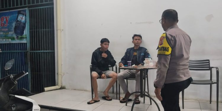 Bhabinkamtibmas Desa Wanayasa Sambangi Pengunjung Minimarket, Ajak Jaga Kamtibmas