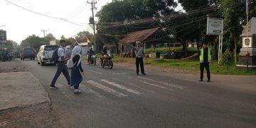 Wujud Pelayanan Prima, Kanit Lantas Polsek Cibatu Atur Lalu Lintas di Pagi Hari