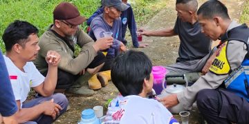 Peran serta Bhabinkamtibmas dalam menjaga lingkungan setempat Bhbabinkamtibmas  Sambang desa binaan bersama warga sekitar