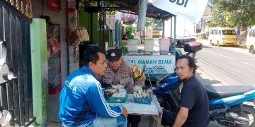 Sambangi Warga Pada Siang Hari Bhabinkamtibmas Desa Parakan Salam Ajak Warga Jaga Kamtibmas Lingkungan