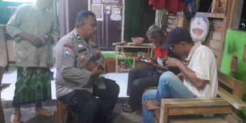 Malam Hari Bhabinkamtibmas Desa Bungurjaya Aipda Ridwan Hendrawan Sambangi Warga Ajak Jaga Kamtibmas