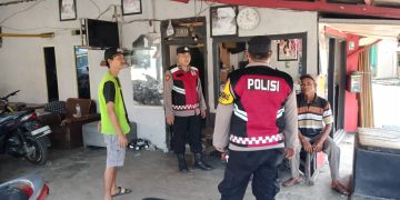 Kanit Binmas Polsek Cibatu Ngosrek Bareng Warga Bersihkan Bahu Jalan