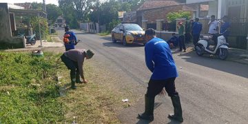 Kanit Binmas Polsek Cibatu Ngosrek Bareng Warga Bersihkan Bahu Jalan