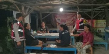 Patroli Malam Hari Polsek Cibatu, Sasar Lokasi Strategis dan Dialog dengan Warga
