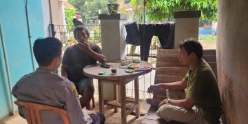 Dukung Lingkungan Aman, Bhabinkamtibmas Polsek Bungursari Polres Purwakarta Ajak Warga Aktif dalam Dialog Saat Sambang