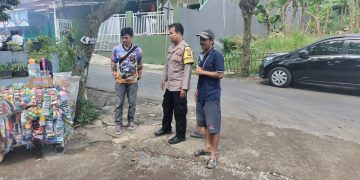 Peran serta Bhabinkamtibmas dalam menjaga lingkungan setempat Bhbabinkamtibmas  Sambang desa binaan bersama warga sekitar