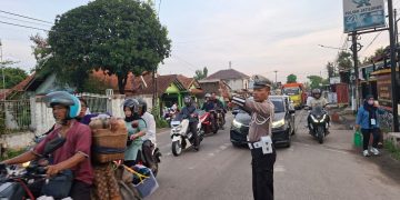 Anggota Polsek Jatiluhur Laksanakan Gatur Lalin Demi Keselamatan Masyarakat