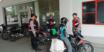 Isi BBM Aman, Polsek Cibatu Patroli dan Beri Himbauan Warga di SPBU