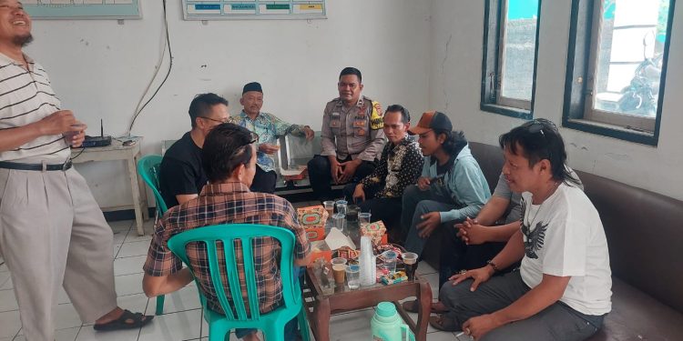 Bhabinkamtibmas Polsek Cibatu Jalin Komunikasi Dengan Warga Lewat Sambang