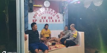 Bhabinkamtibmas Polsek Bungursari Polres Purwakarta Sosialisasikan Keamanan Lingkungan Saat Ronda Malam