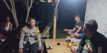 Bhabinkamtibmas Polsek Bungursari Polres Purwakarta Laksanakan Sambang Malam, Dekatkan Diri dengan Warga