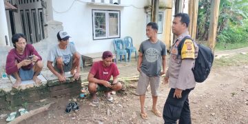 Peran serta Bhabinkamtibmas dalam menjaga lingkungan setempat Bhbabinkamtibmas  Sambang desa binaan bersama warga sekitar