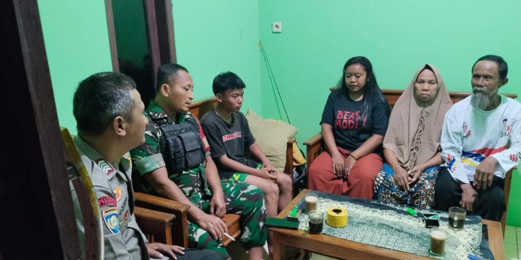 Sinergitas TNI-Polri, Bhabinkamtibmas Dan Babinsa Di Purwakarta Lakukan Sambang Bersama