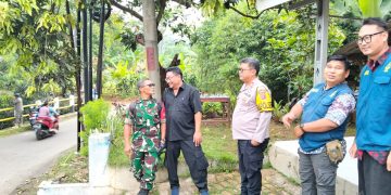 Kapolsek Pasawahan Dampingi Langsung Pendataan Bangunan  Yang Berada Di Saluran Irigasi PJT II Di Wilayah Kecamatan Pasawahan