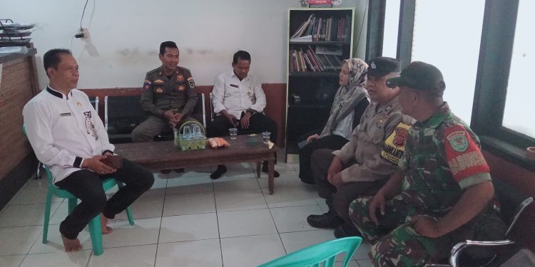Melalui Pendekatan Warga Sinergitas TNI Dan Polri Bhabinkamtibmas Sambang Warga Desa Bahas Premanisme