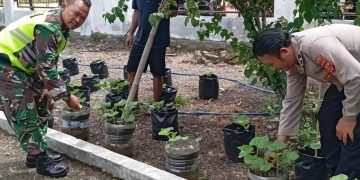 Bhabinkamtibmas dan Babinsa Koramil Cibatu Wujudkan Ketahanan Pangan Melalui Pemanfaatan Pekarangan