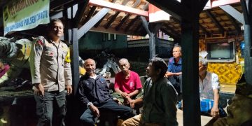 Bhabinkamtibmas Polsek Cibatu Kunjungi Pos Satkamling, Tingkatkan Kewaspadaan Lingkungan