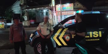 Bhabinkamtibmas Desa Bungurjaya Sambangi Warga Yang Melaksanakan Ronda Malam