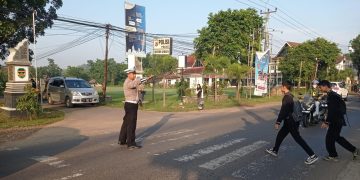 Bhabinkamtibmas Polsek Cibatu Tekankan Disiplin Jam Malam bagi Pelajar Lewat Patroli Malam