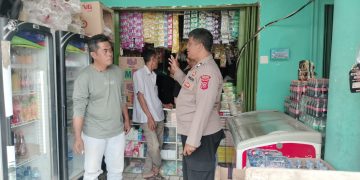 Peran serta Bhabinkamtibmas dalam menjaga lingkungan setempat Bhbabinkamtibmas  Sambang desa binaan bersama warga sekitar