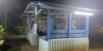 Bhabinkamtibmas Polsek Bungursari Polres Purwakarta Aktif Dampingi Warga Saat Ronda Malam