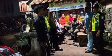 Bersama Babinsa, Bhabinkamtibmas Polsek Cibatu Edukasi Masyarakat Tekait Bahaya Judi Online