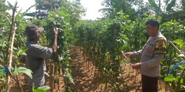 Polsek Cibatu Ajak Warga Ngobrol Santai Sambil Jaga Kamtibmas