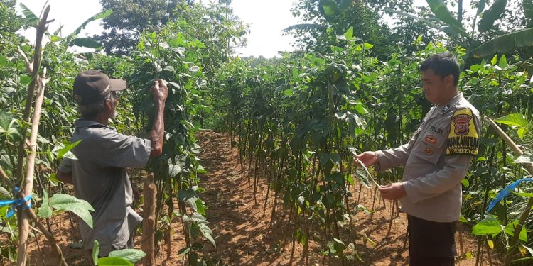 Polsek Cibatu Ajak Warga Ngobrol Santai Sambil Jaga Kamtibmas