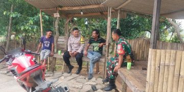 Sinergitas TNI-Polri Terus Terjalin, Polsek Cibatu dan Koramil Cibatu Sambangi Warga