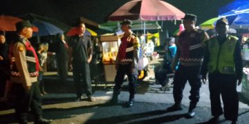 Polsek Cibatu Pastikan Keamanan Pasar Malam Desa Cilandak Lewat Patroli