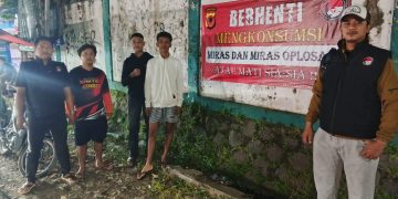 Cegah Peredaran Miras, Polres Purwakarta Pasang Spanduk Imbauan