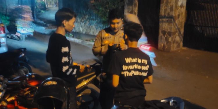 Dalam menjaga keamanan desa binaan peran serta Bhabinkamtibmas sambang warga