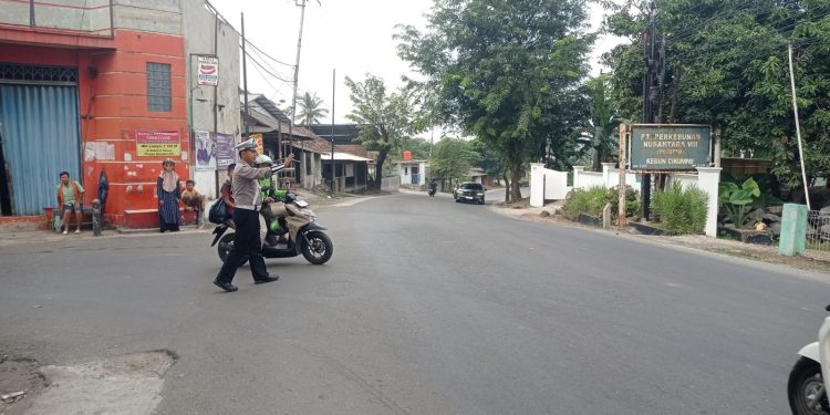 Kanit Lantas Polsek Cibatu Atur Lalu Lintas di Pertigaan Cisantri
