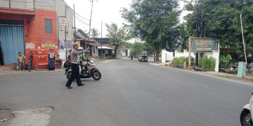 Kanit Lantas Polsek Cibatu Atur Lalu Lintas di Pertigaan Cisantri