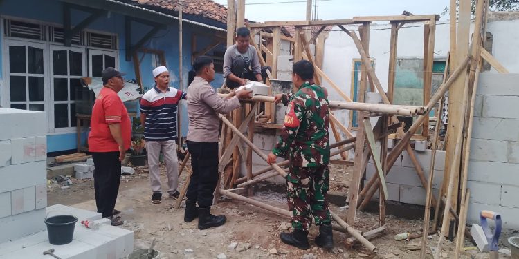 TNI-POLRI dan Warga Kompak Gotong Royong Bangun Rumah Warga