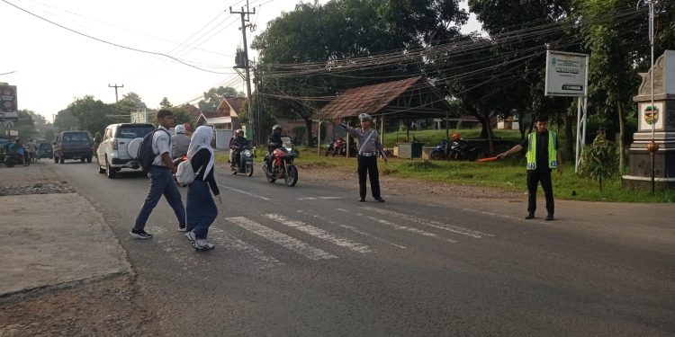 TNI-Polri Solid, Bhabinkamtibmas dan Babinsa Desa Cipancur Sambangi Warga