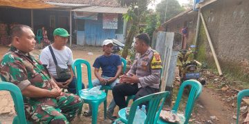 Solidaritas di Lapangan, Bhabinkamtibmas dan Babinsa Desa Cipinang Jalin Silaturahmi dengan Warga