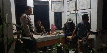 Bhabinkamtibmas Desa Pasawahan Kontrol Piket Malam Kantor Desa