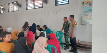 TNI-POLRI Bersinergi Monitoring Penyaluran Bantuan Beras Tambahan PKH di Desa Cipinang