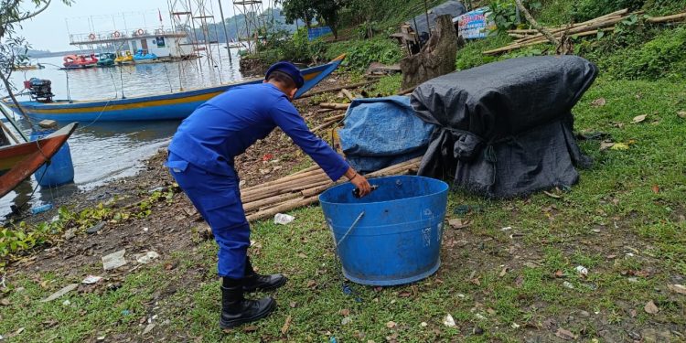 Polri Peduli Lingkungan, Sat Polairud Polres Purwakarta Lakukan Bersih-Bersih Di Pelabuhan Biru Jatiluhur