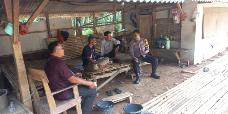 Bhabinkamtibmas Polsek Cibatu Kunjungi Anak-anak Usai Mengaji