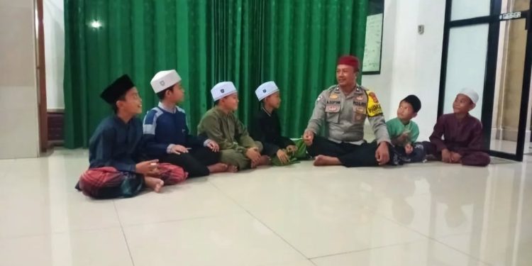 Bhabinkamtibmas Polsek Cibatu Kunjungi Anak-anak Usai Mengaji