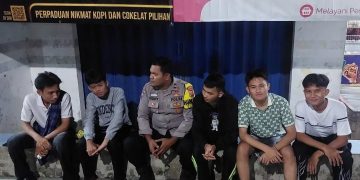 Bhabinkamtibmas Polsek Cibatu Duduk Santai Bersama Pemuda, Sampaikan Pesan Kamtibmas