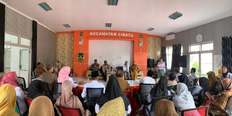 Pelayanan Prima Polri, Kanit Lantas Polsek Cibatu Laksanakan Gatur Lalin