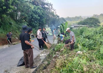 Sinergitas TNI-Polri Dengan Masyarakat Purwakarta Lewat Kegiatan Gotong Royong