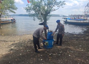 Bersih-Bersih Di Pelabuhan Biru Jatiluhur, Wujud Polri Peduli Lingkungan