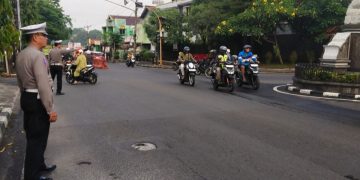 Polsek Purwakarta Kota Berikan Pelayanan Prima di Pertigaan Pos Parcom