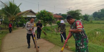 Sinergi TNI-Polri, Bhabinkamtibmas Polsek Cibatu dan Babinsa Gelar Jumat Bersih di Desa Karyamekar