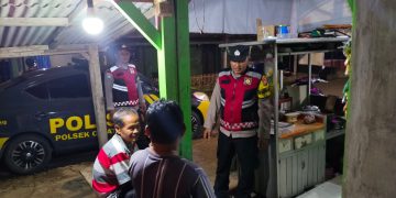 Tingkatkan Kewaspadaan, Bhabinkamtibmas Polsek Cibatu Aktif Sambang Warga